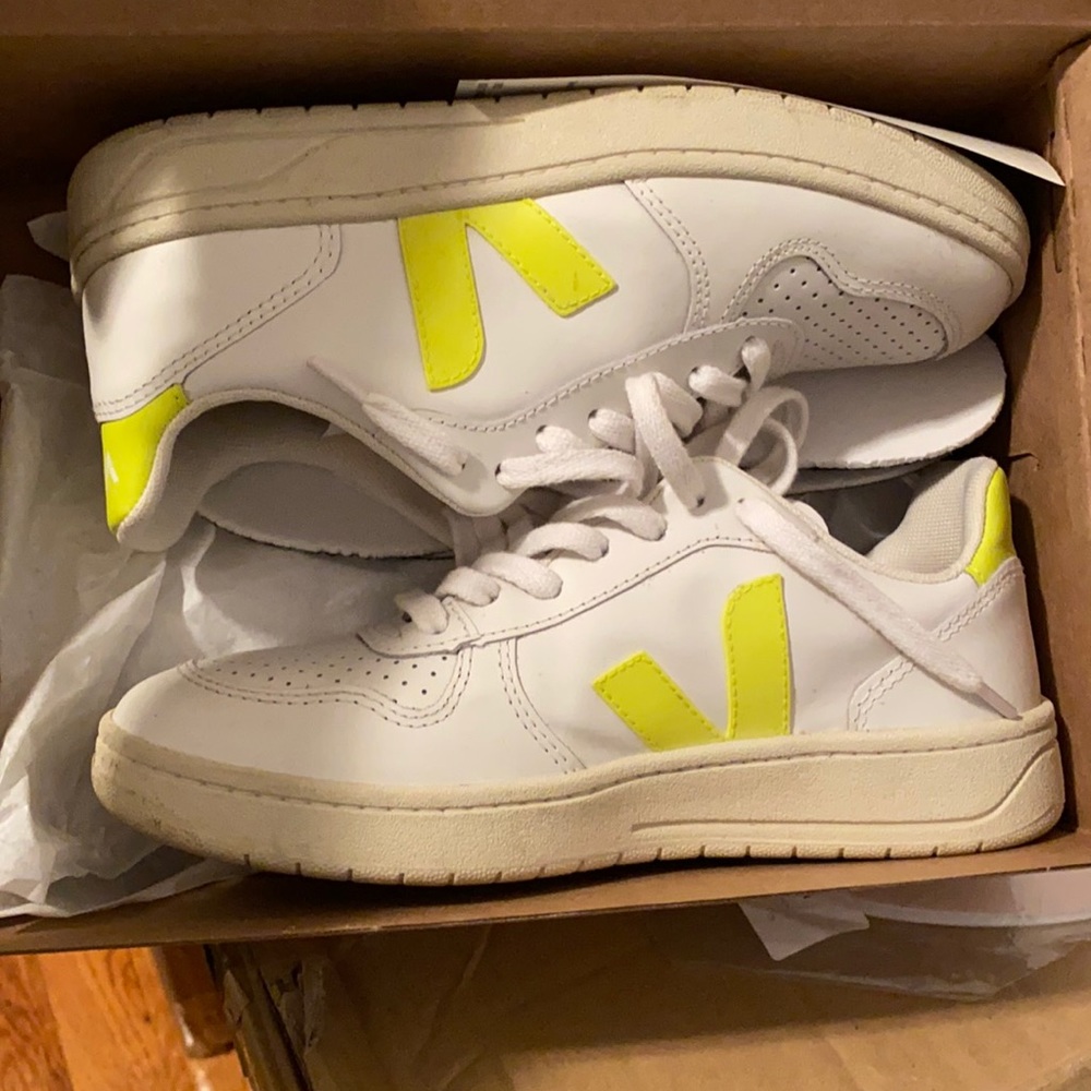 Veja V-10 leather white/neon yellow